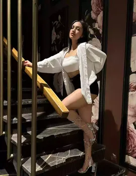 Sexy call girl in goa posing confidently
